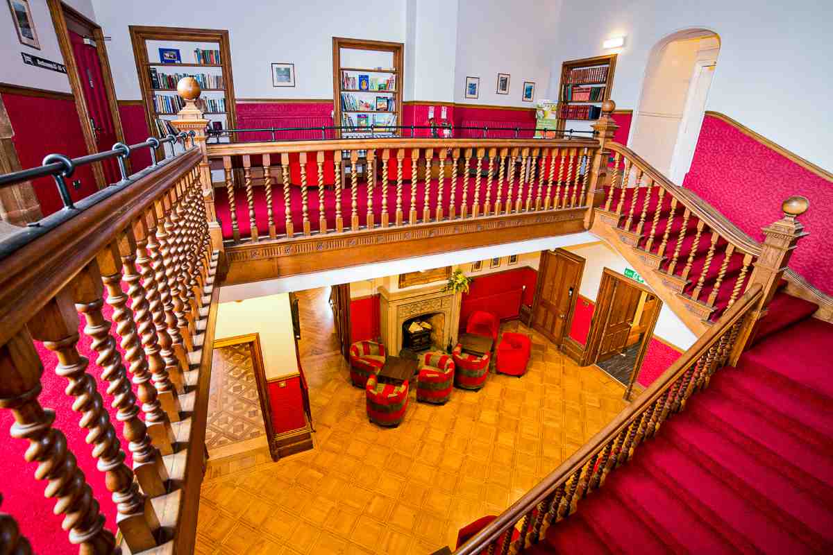YHA Castleton Losehill Hall staircase